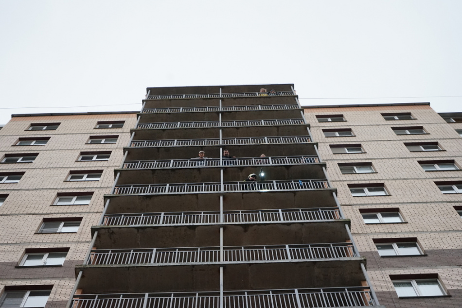 Неизвестный устроил стрельбу по окнам многоэтажки на юге Петербурга